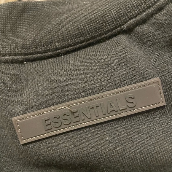 Essentials Crew Neck - Picture 3 of 5